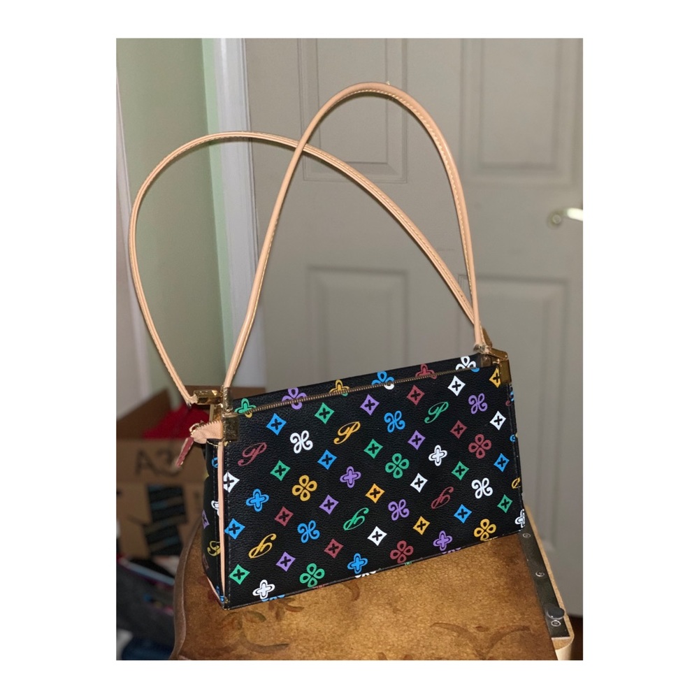 Medium patterned purse.